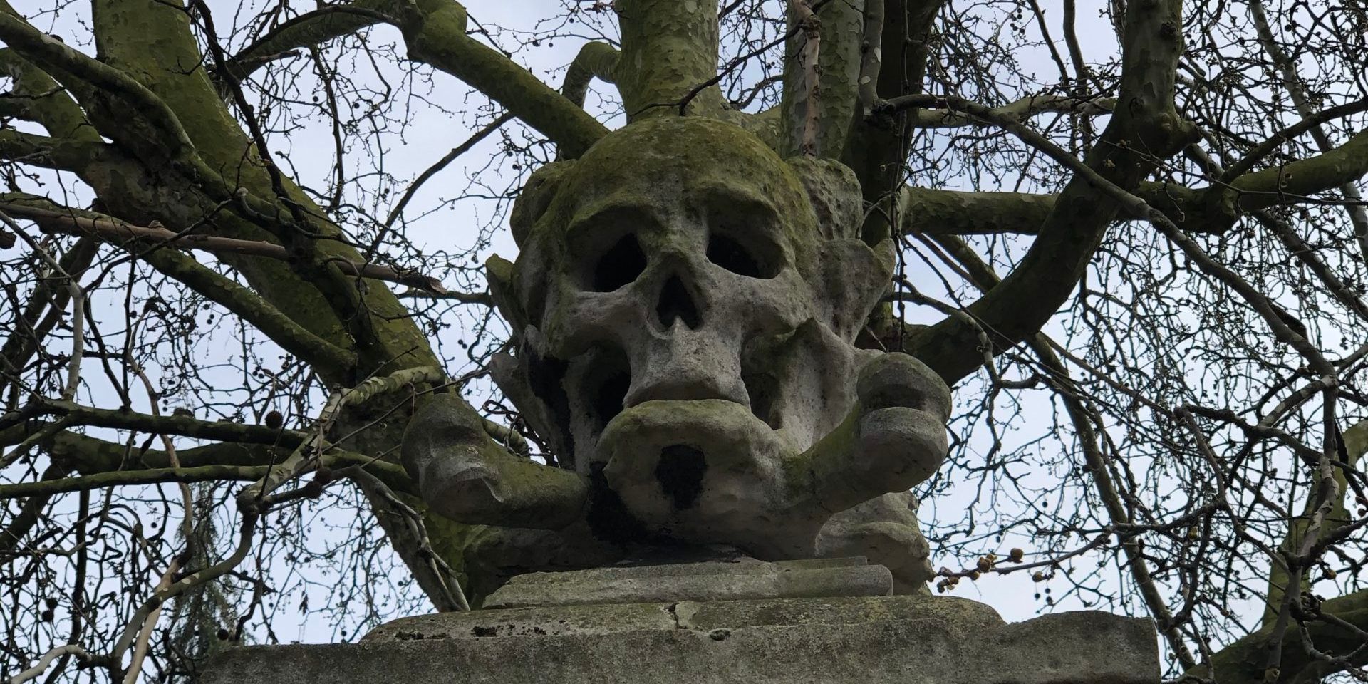 Skull and crossbones statue